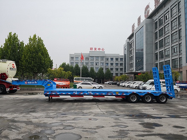 LHL9382TDP型低平板半掛車