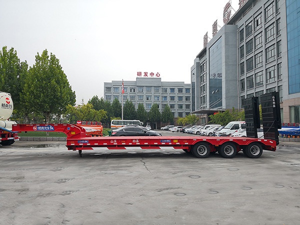 LHL9381TDP型低平板半掛車