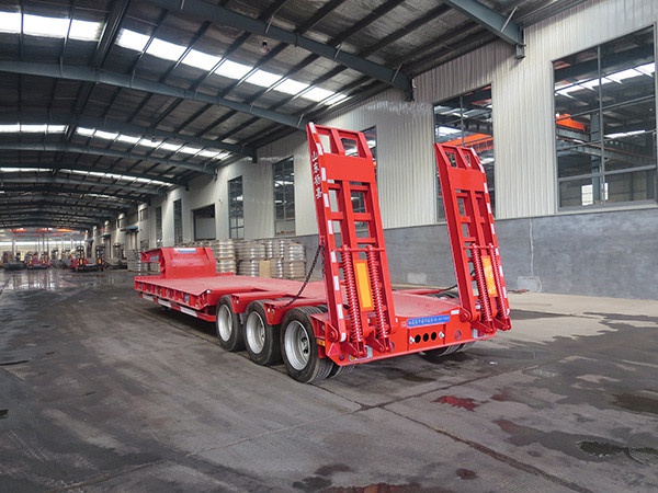 LHL9370TDP型低平板半掛車